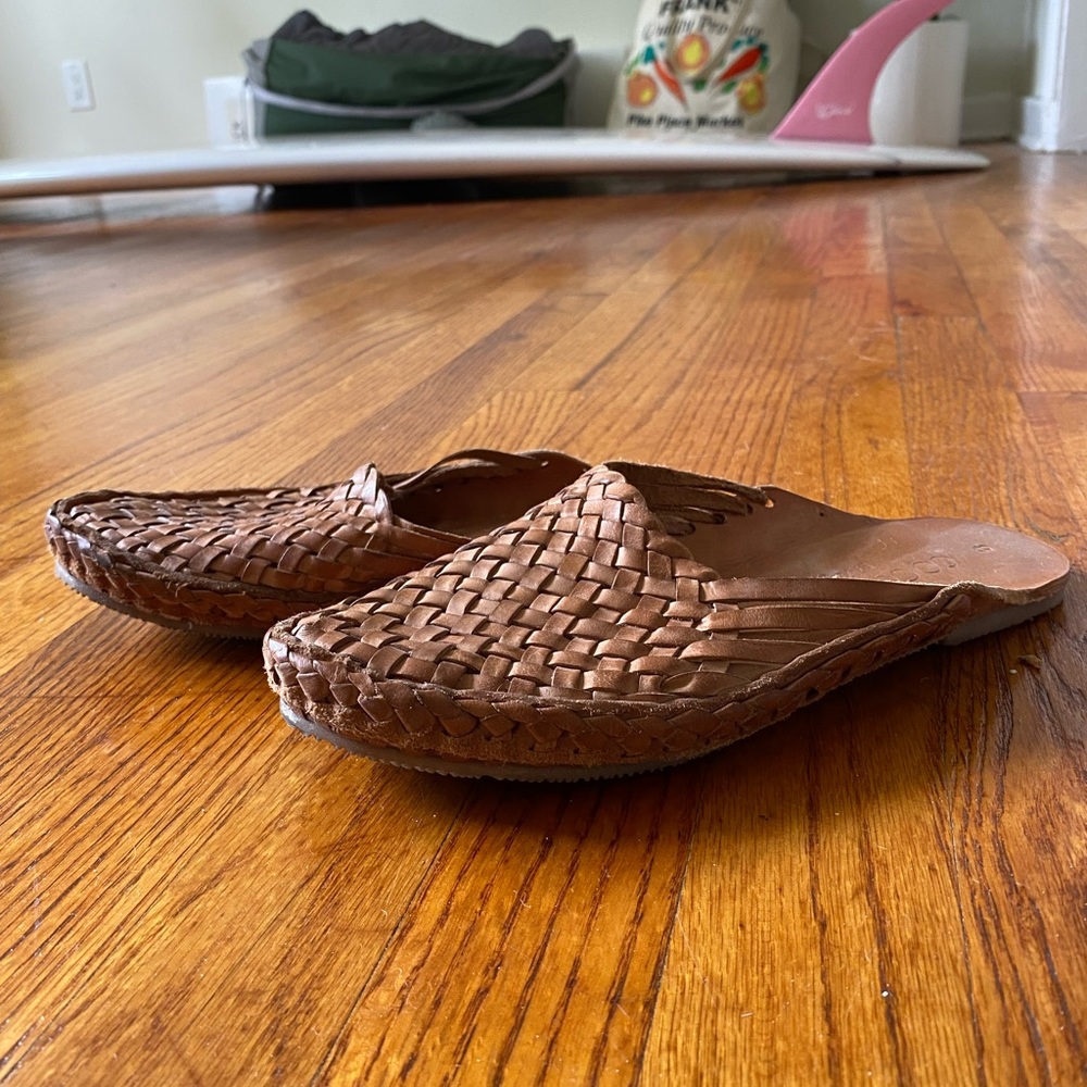 Vintage woven flats